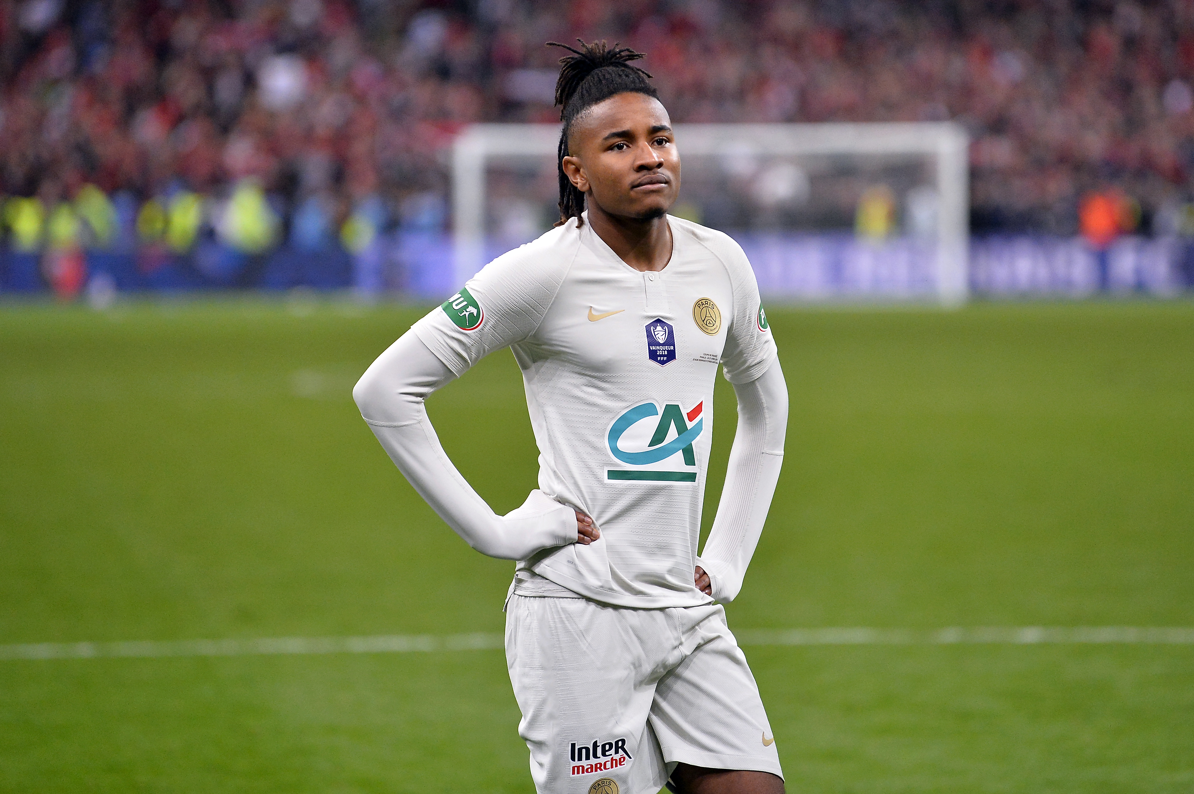 圣埃蒂安球迷积极支持,助威声不断,气势如虹 圣埃蒂安球迷积极支持,助威声不断,气势如虹