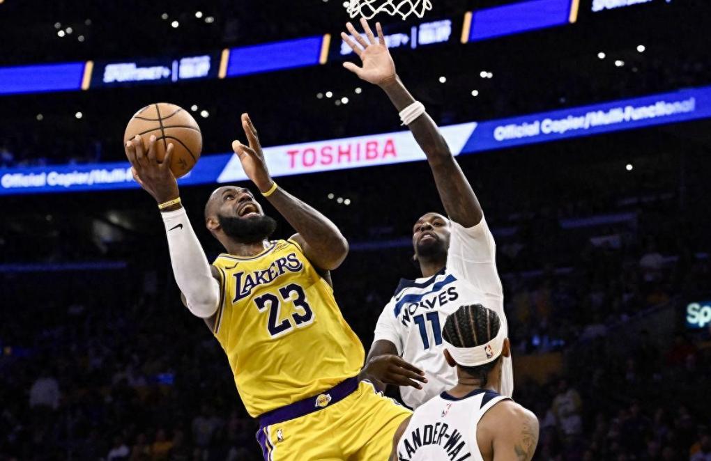 C9翻盘G2,Scout打出惊人五杀焦点之战四强赛,点燃全场激情 C9翻盘G2,Scout打出惊人五杀焦点之战四强赛,点燃全场激情