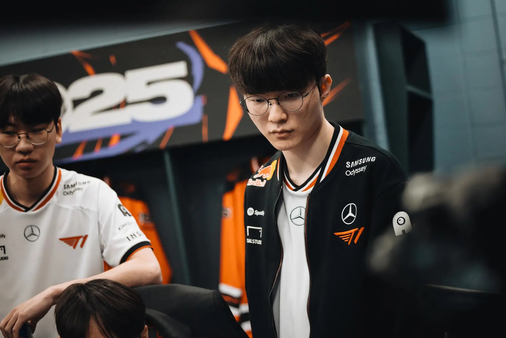 V5险胜FNC，Faker操刀奇招英雄翻盘宿敌对决全球总决赛，强势挺进下一轮的简单介绍