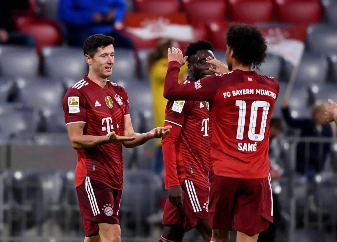 日本横扫中国，莱万刷新纪录